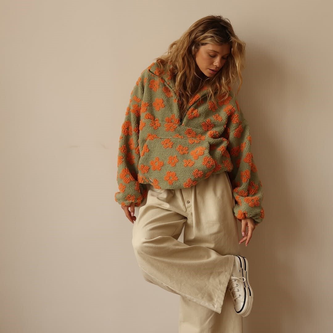 Floral teddy fleece jacket featuring an oversized retro daisy print and half zip closure, made from cozy sherpa fabric for ultimate comfort and style. 7