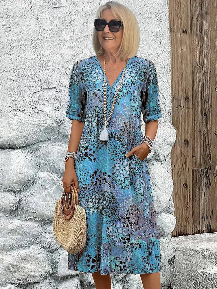 Knee-Length Summer Dress with V-Neck and Floral Pattern – Soft Fabric and Side Pockets 1