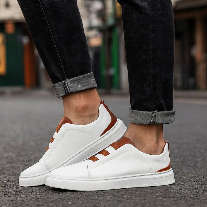 Men's genuine leather sneakers featuring an elastic strap system, designed for slip-on convenience and everyday comfort, perfect for casual wear. 1