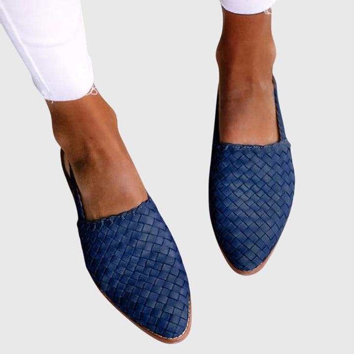 Orthopedic sandals featuring a three-arch support system designed for maximum comfort and pain relief, ideal for casual wear. 2