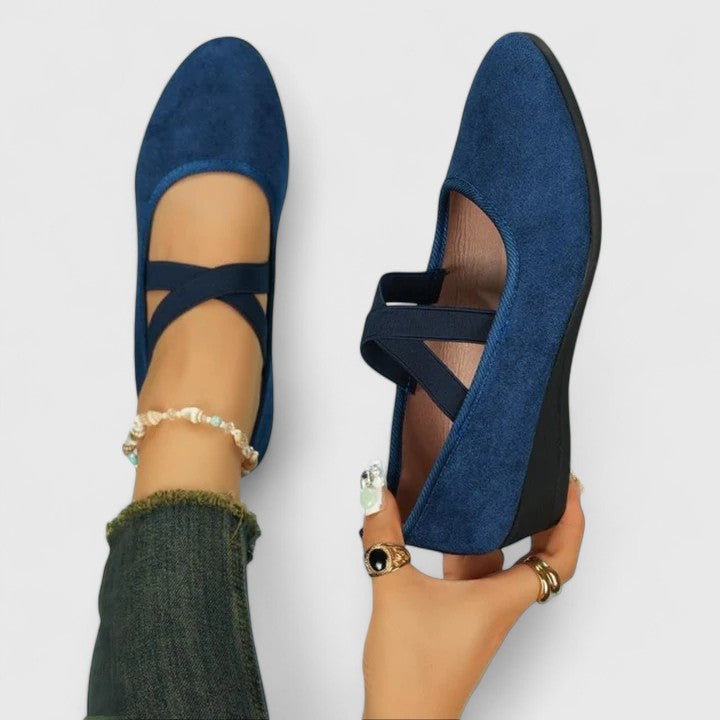 Orthopedic shoes for women featuring a cushioned fit and easy slip-on design, perfect for stylish everyday wear. 1