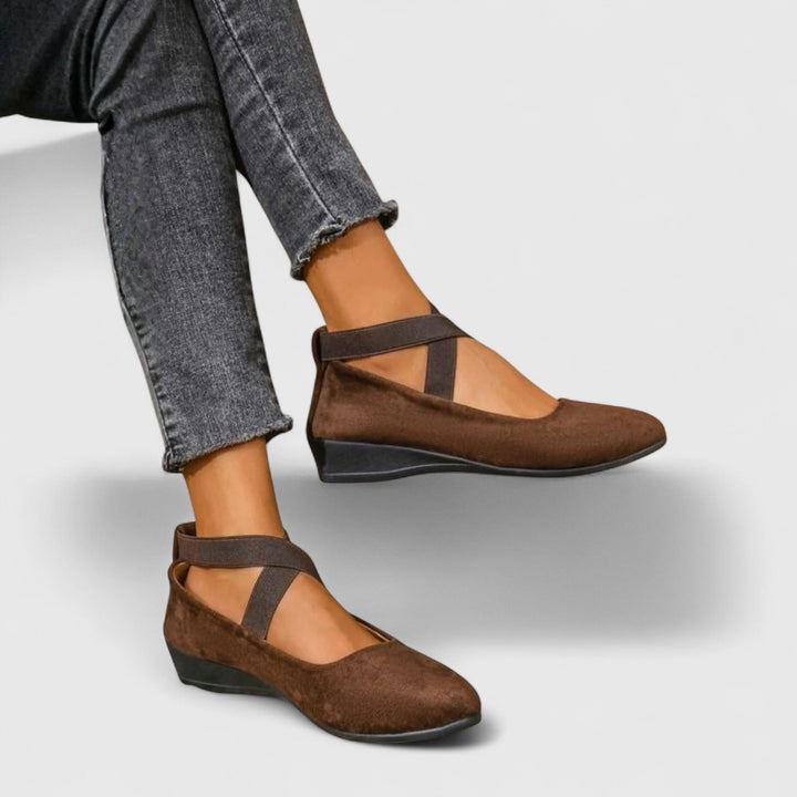 Orthopedic shoes for women featuring a cushioned fit and easy slip-on design, perfect for stylish everyday wear. 2