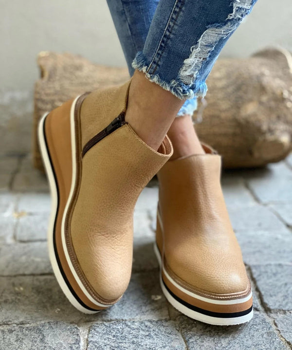 Orthopedic waterproof boots featuring an easy side zipper and a sleek design, perfect for all-weather comfort and support. 3