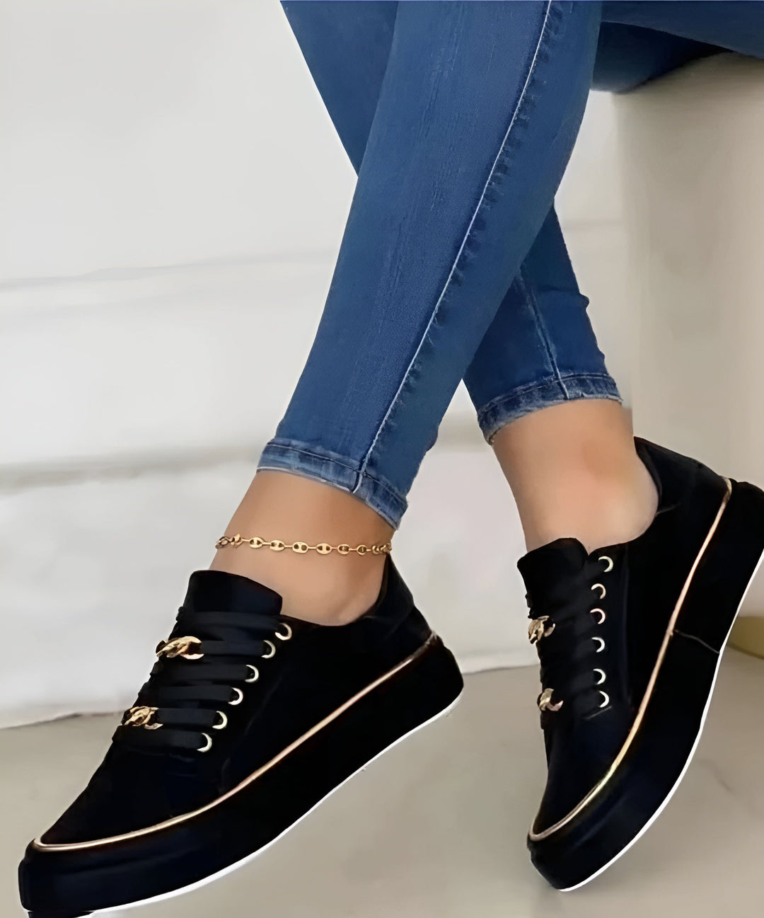Orthopedic women's sneakers featuring shock-absorbing soles and stylish golden accents, perfect for comfort and fashion. 1