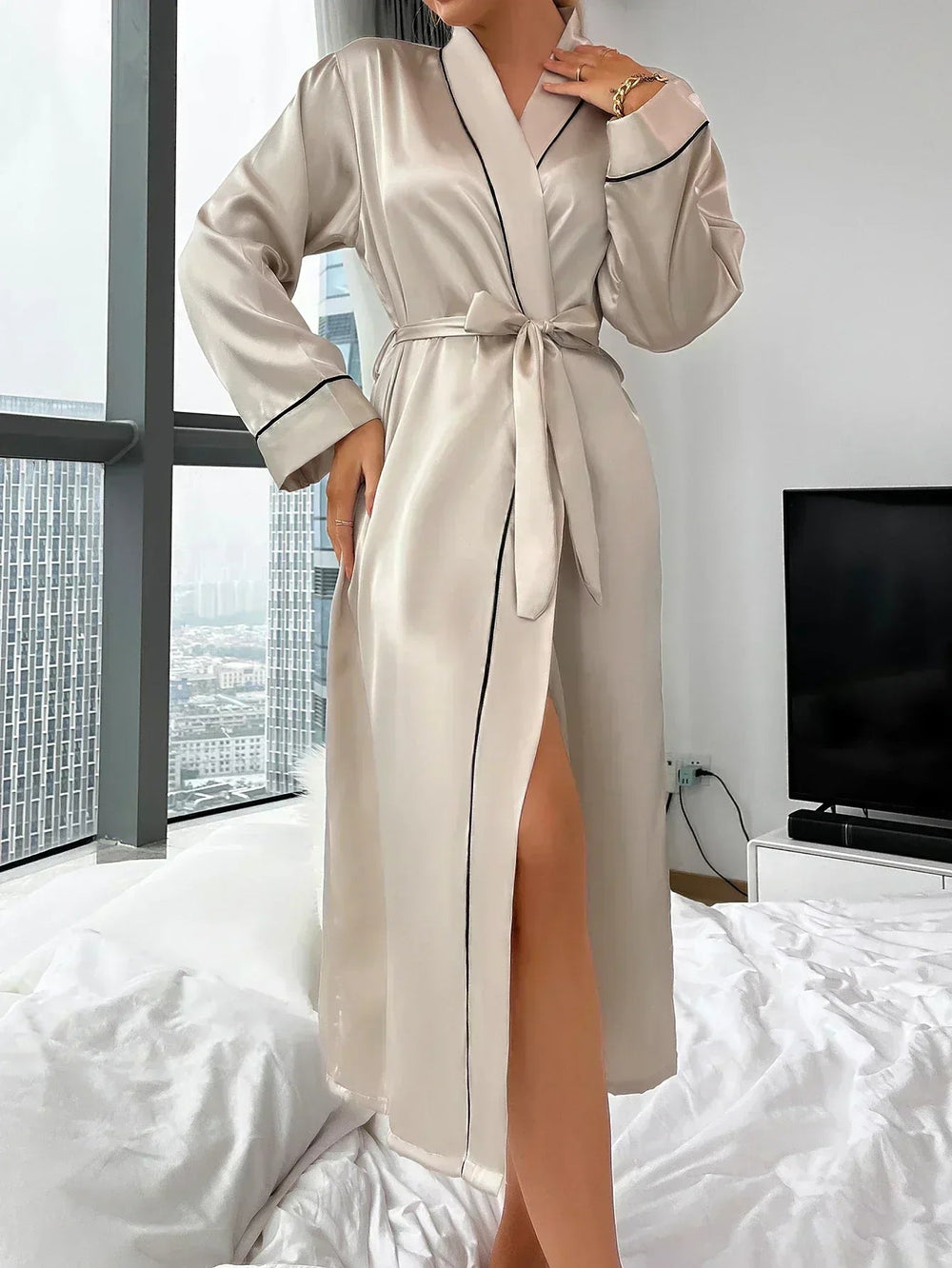 Satin Kimono with Flowing Cut – Elegant One-Size Design for Home and Casual Wear 1