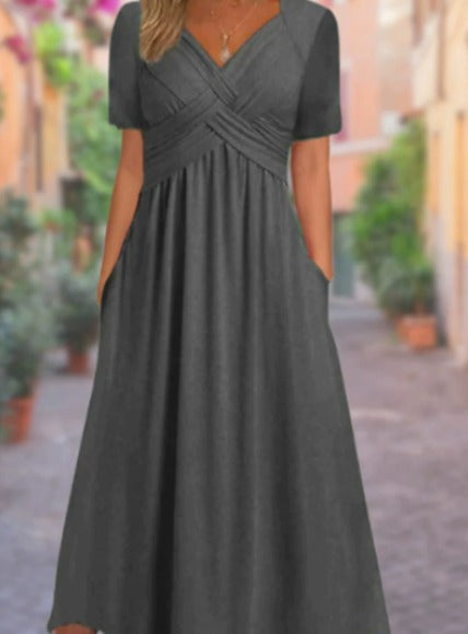 Elegant Midi Dress with Flattering Fit and Practical Side Pockets
