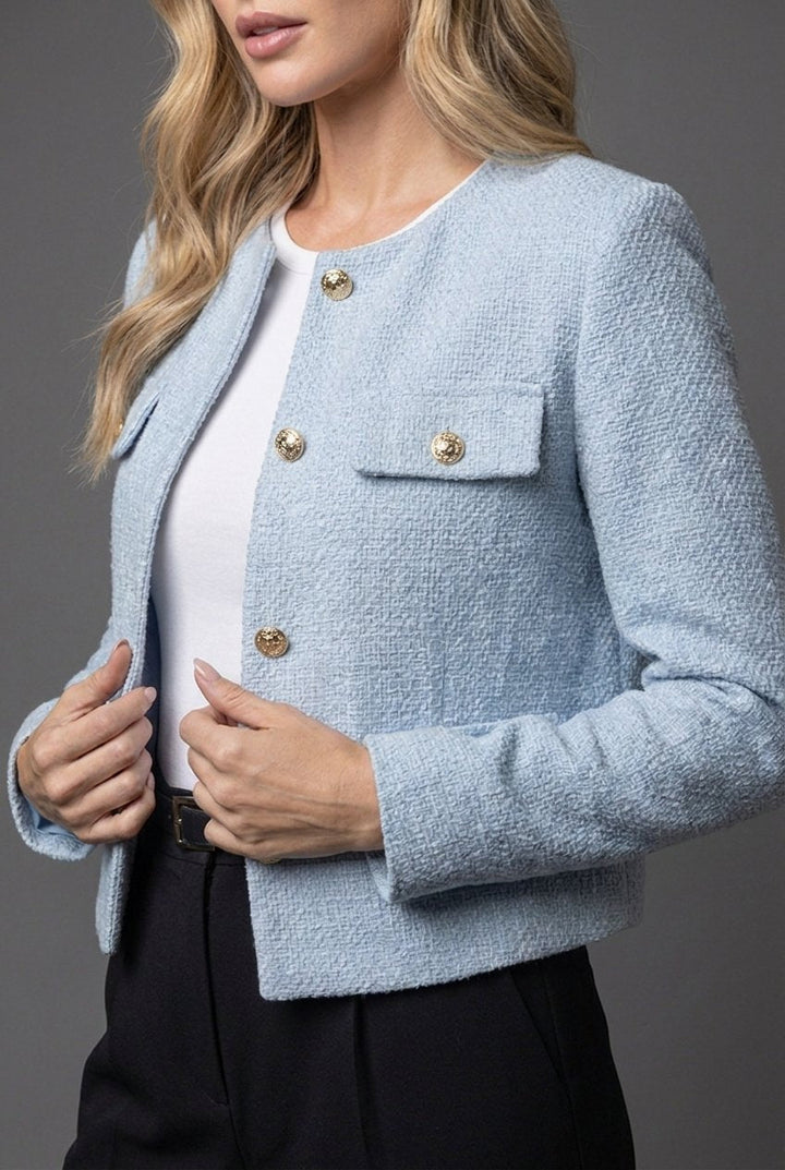 Women's cropped blazer in soft tweed featuring elegant round neck design and stylish gold buttons, perfect for sophisticated outfits. 2